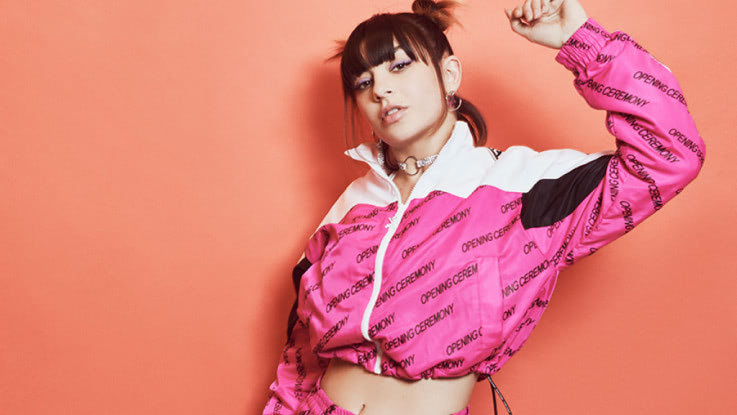 チャーリーXCX来日取材「ポップ・ミュージックとは、前に進もうと