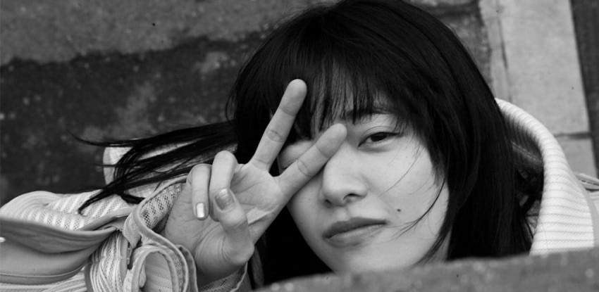 あいみょん初のモノクロアー写「ハルノヒ」視聴動画も公開 | Rolling