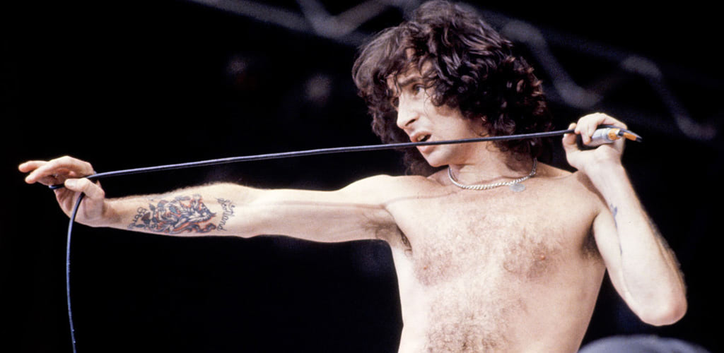 ACDC、1979年にテレビ番組で性病の歌を披露した映像が公開 | Rolling