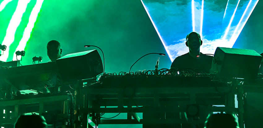 フジロック現地取材 ケミカル・ブラザーズが語る「神セット」、ニュー