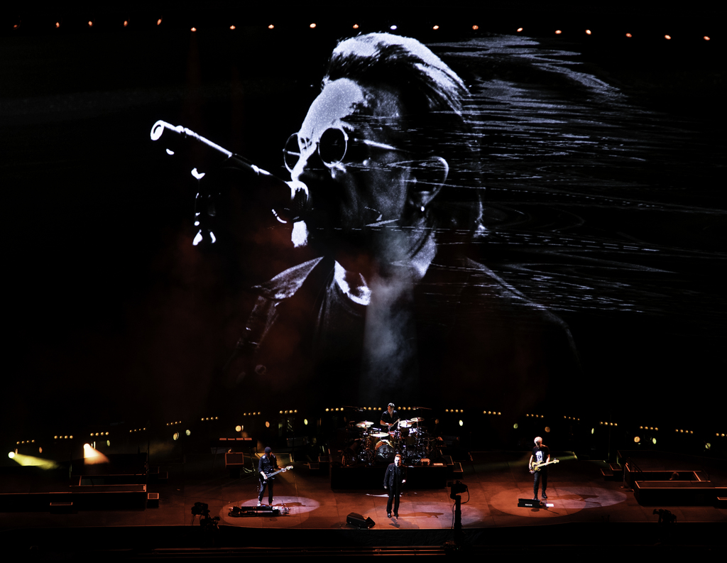 U2奇跡の来日公演 『ヨシュア・トゥリー』完全再現で炸裂した4人だけの