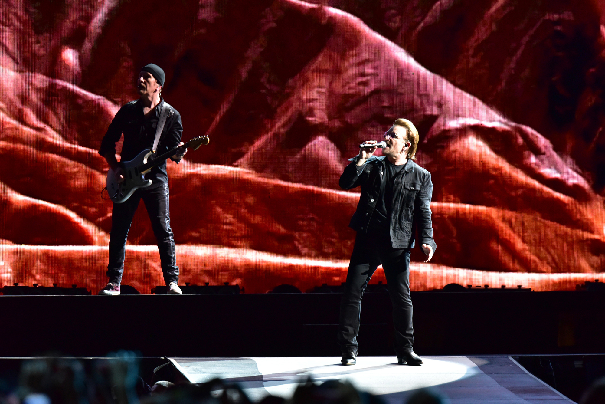 U2奇跡の来日公演 『ヨシュア・トゥリー』完全再現で炸裂した4人だけの