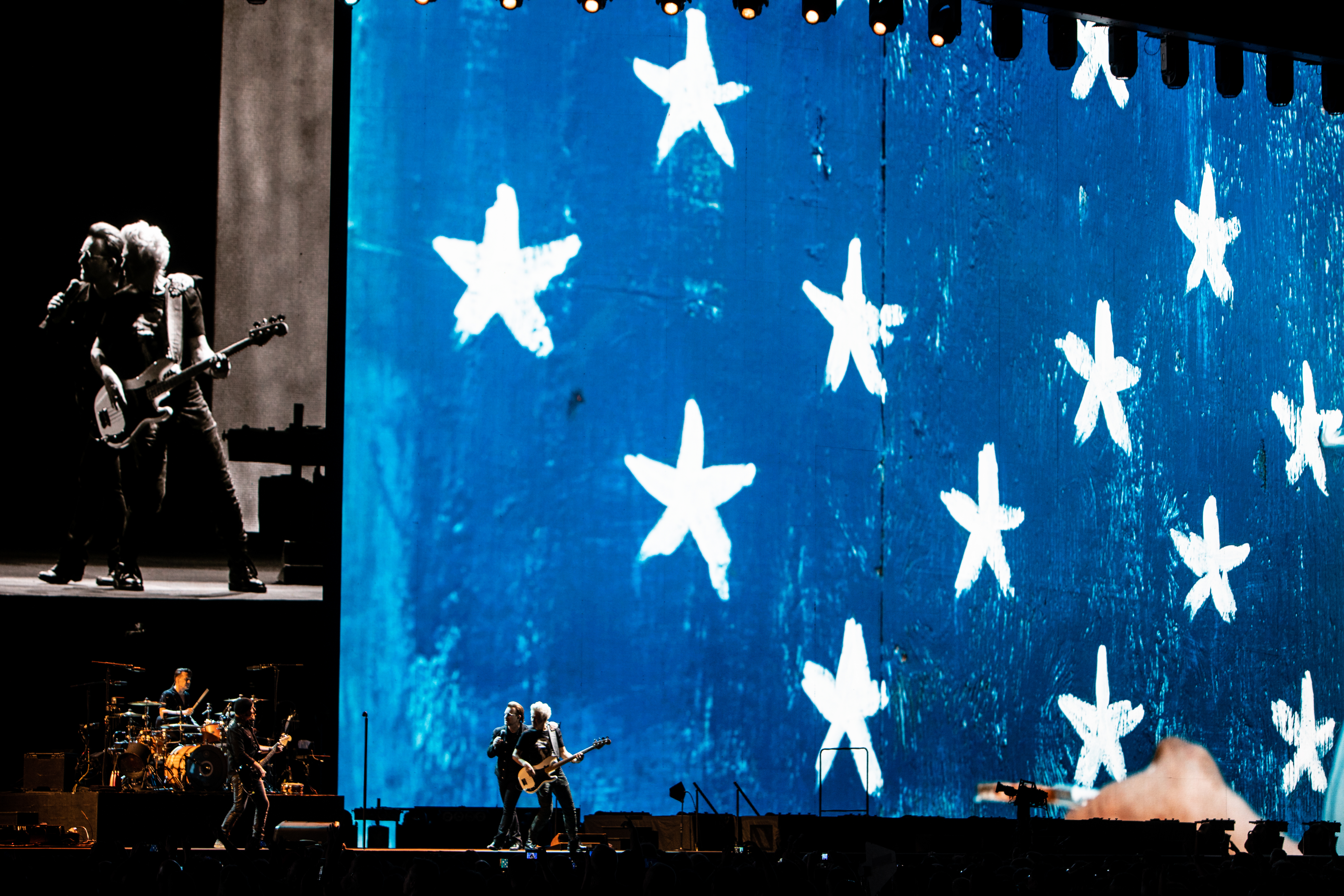 U2奇跡の来日公演 『ヨシュア・トゥリー』完全再現で炸裂した4人だけの