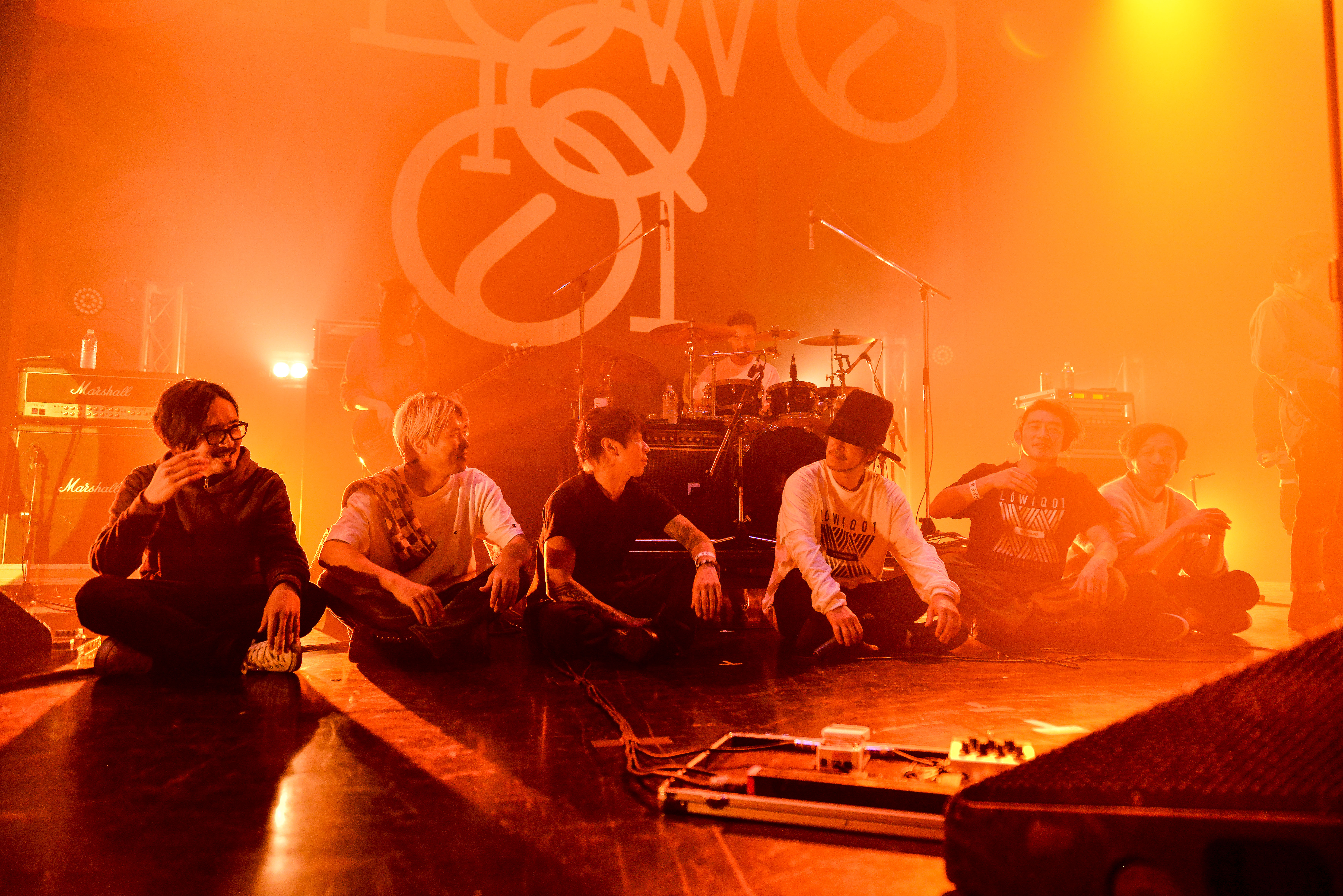 LOW IQ 01、ソロ20周年記念を迎えた男の「愛され舞台」 | Rolling