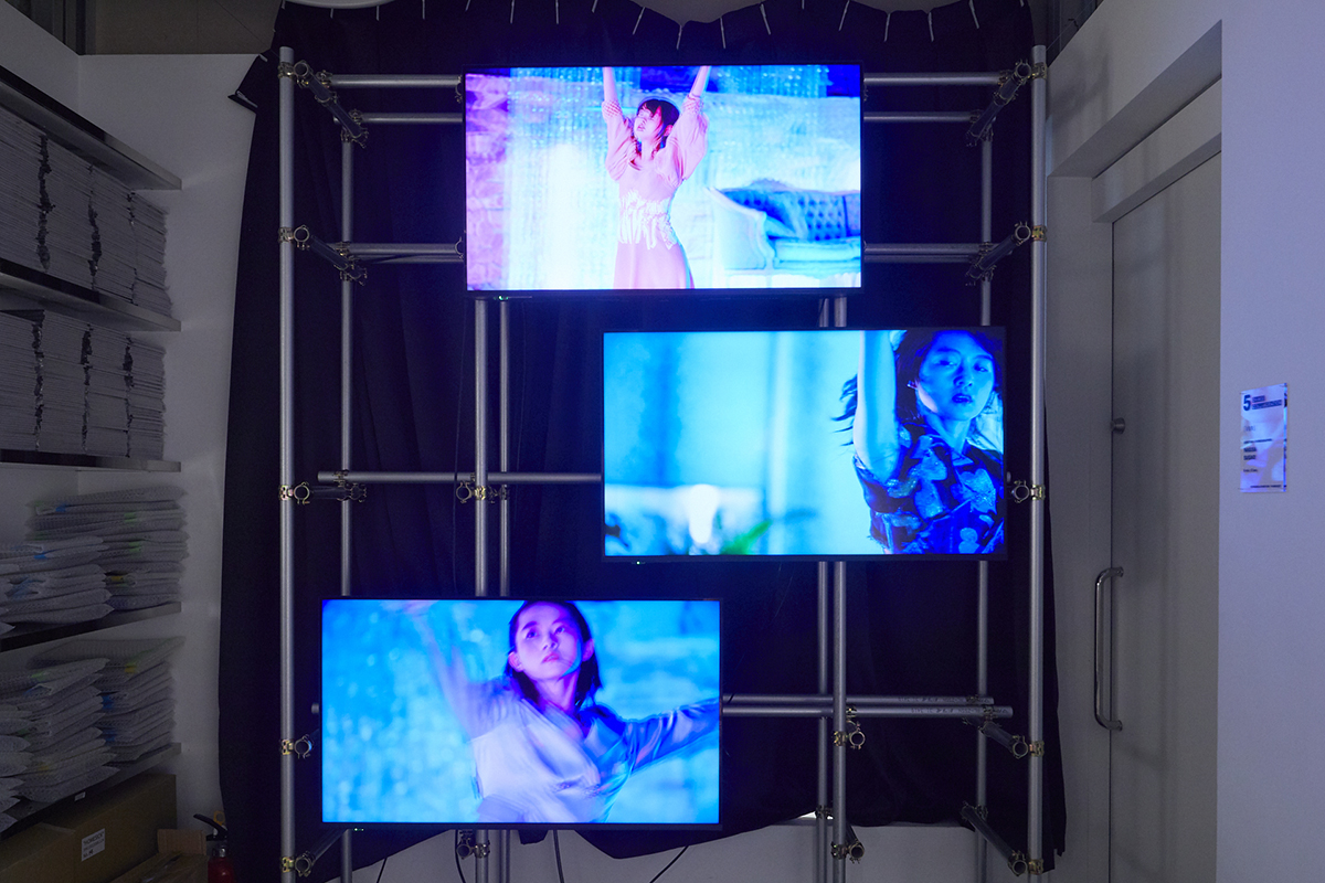 乃木坂46卒業から2年、伊藤万理華による二度目の展覧会が開幕