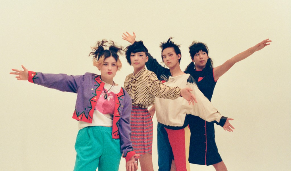 リンダ・リンダズ、「史上最高の女性ロックバンド」ゴーゴーズの名曲を