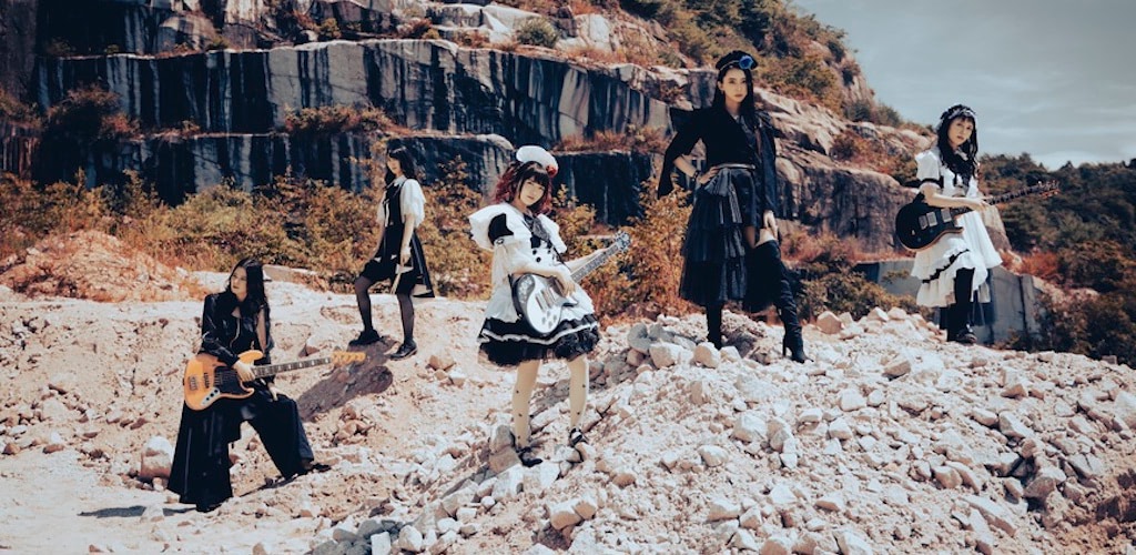 BAND-MAID結成10周年ベスト盤クロスレビュー HR/HMと越境的な配合が