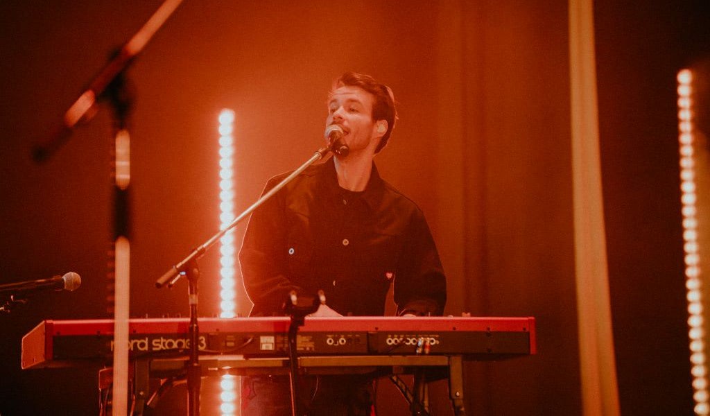 レックス・オレンジ・カウンティ、爆発的な合唱に包まれた1夜限りの来