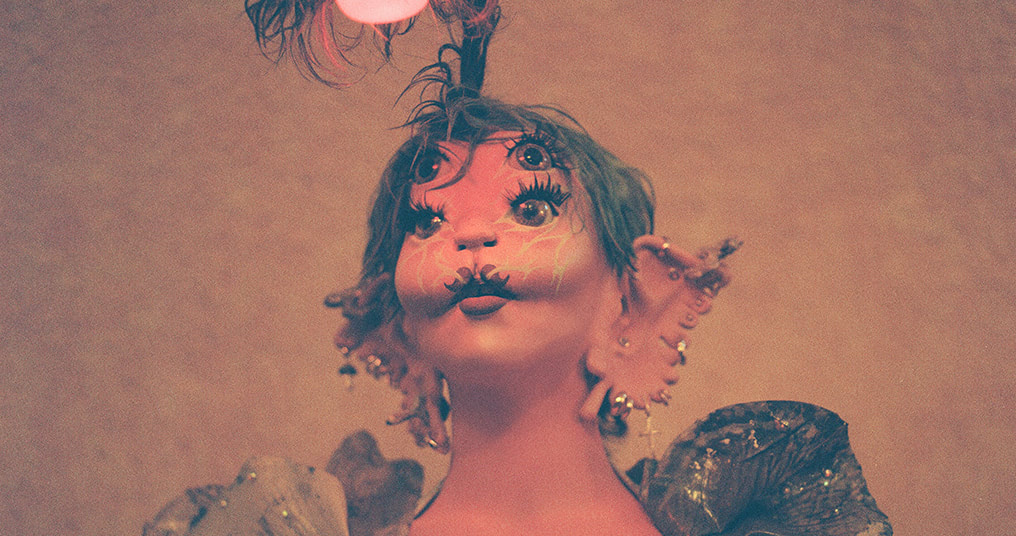 カルト的人気を誇るシンガー・ソングライター、メラニー・マルティネス  