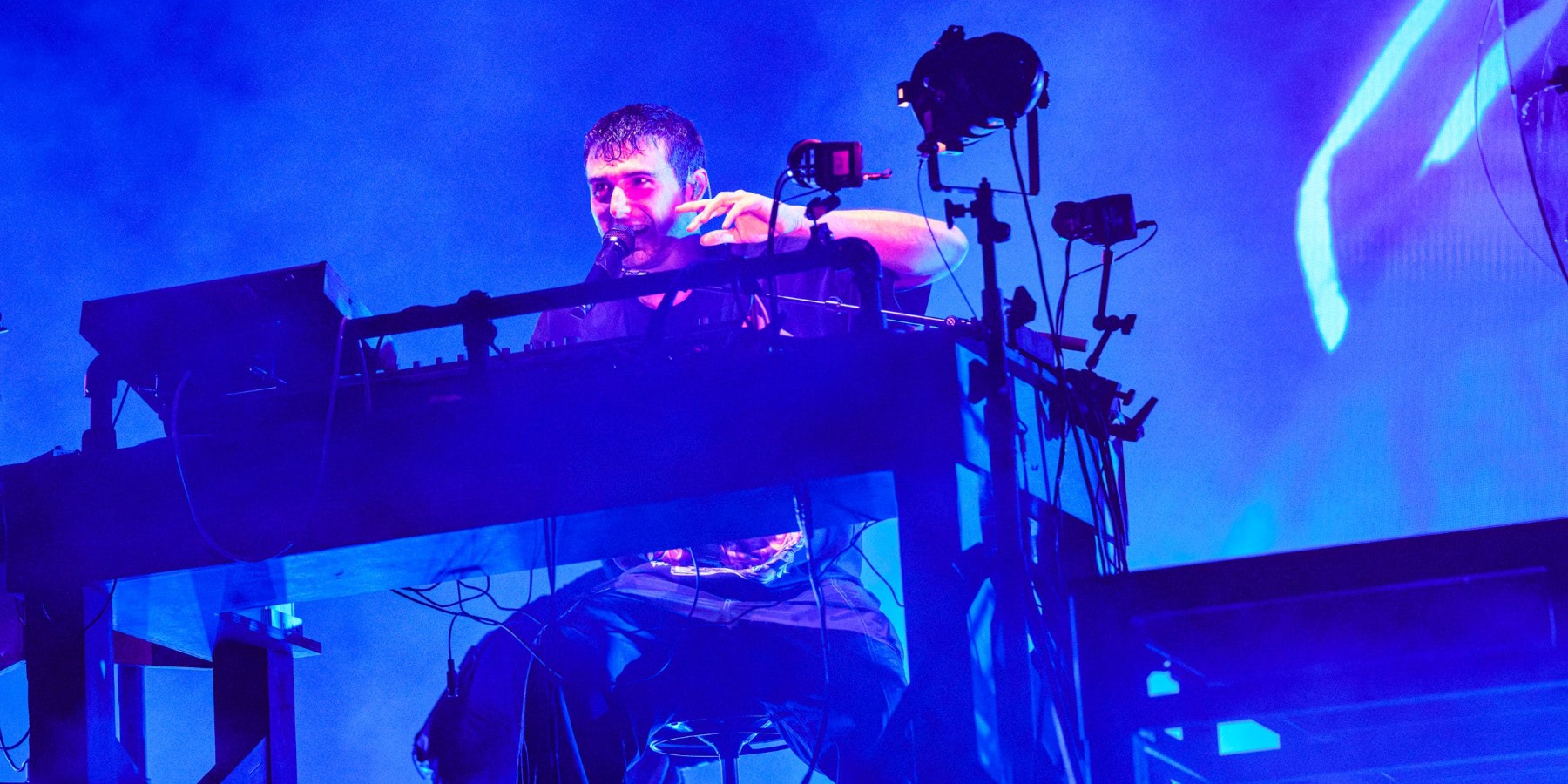 Fred again..がトラブルを乗り越え、フジロックの大観衆と深く繋がった