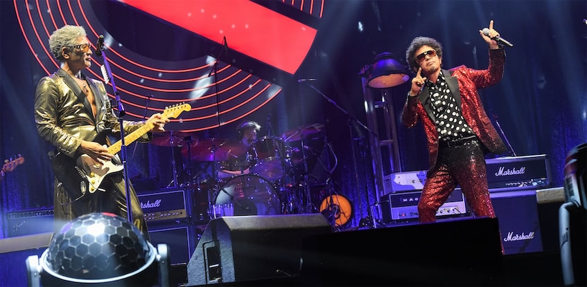 奥田民生・吉川晃司のユニットOoochie Koochie、日本武道館2DAYS