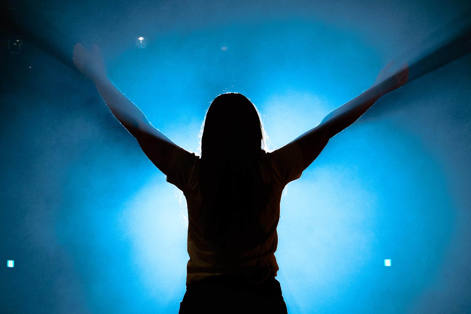 シグリッド「大好きな日本」で躍動、北欧スターのポップ極まりない魅力