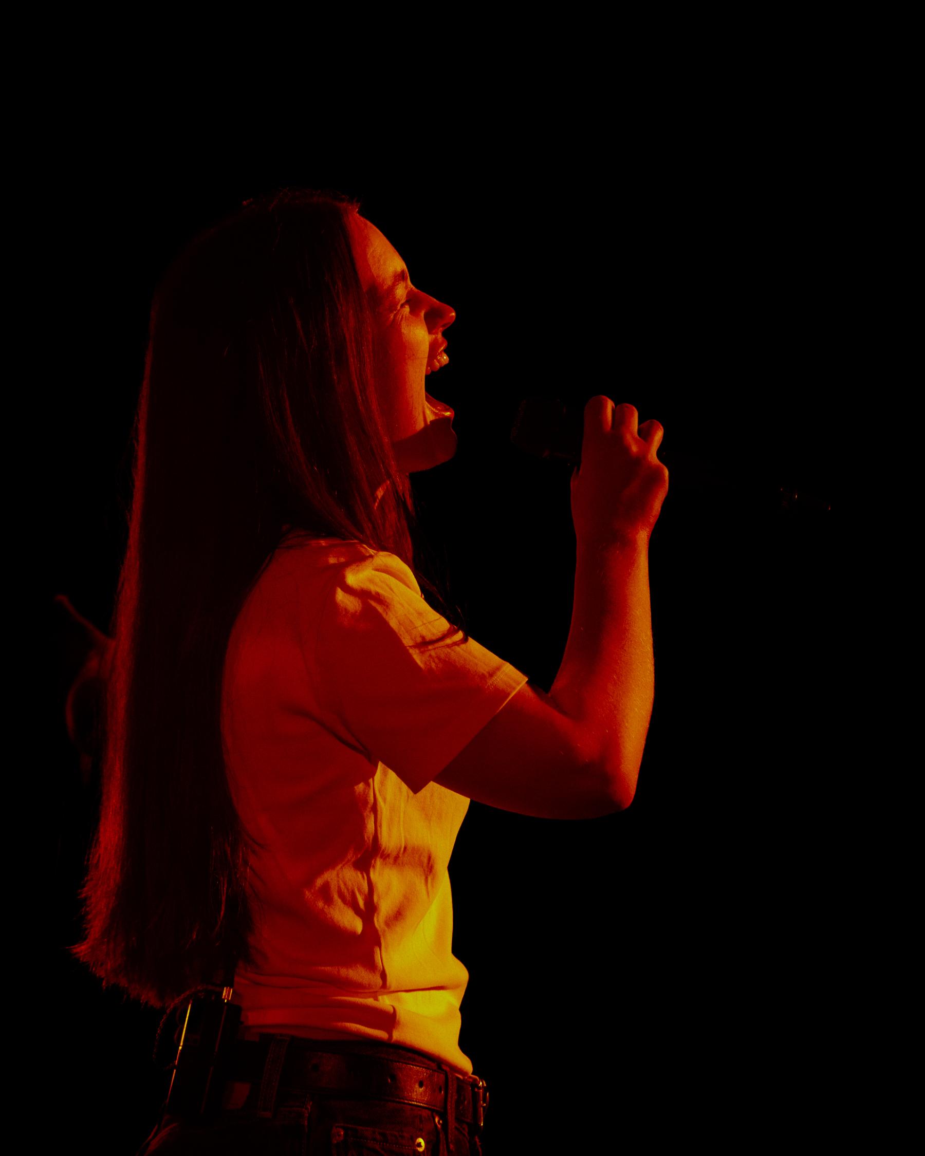 シグリッド「大好きな日本」で躍動、北欧スターのポップ極まりない魅力