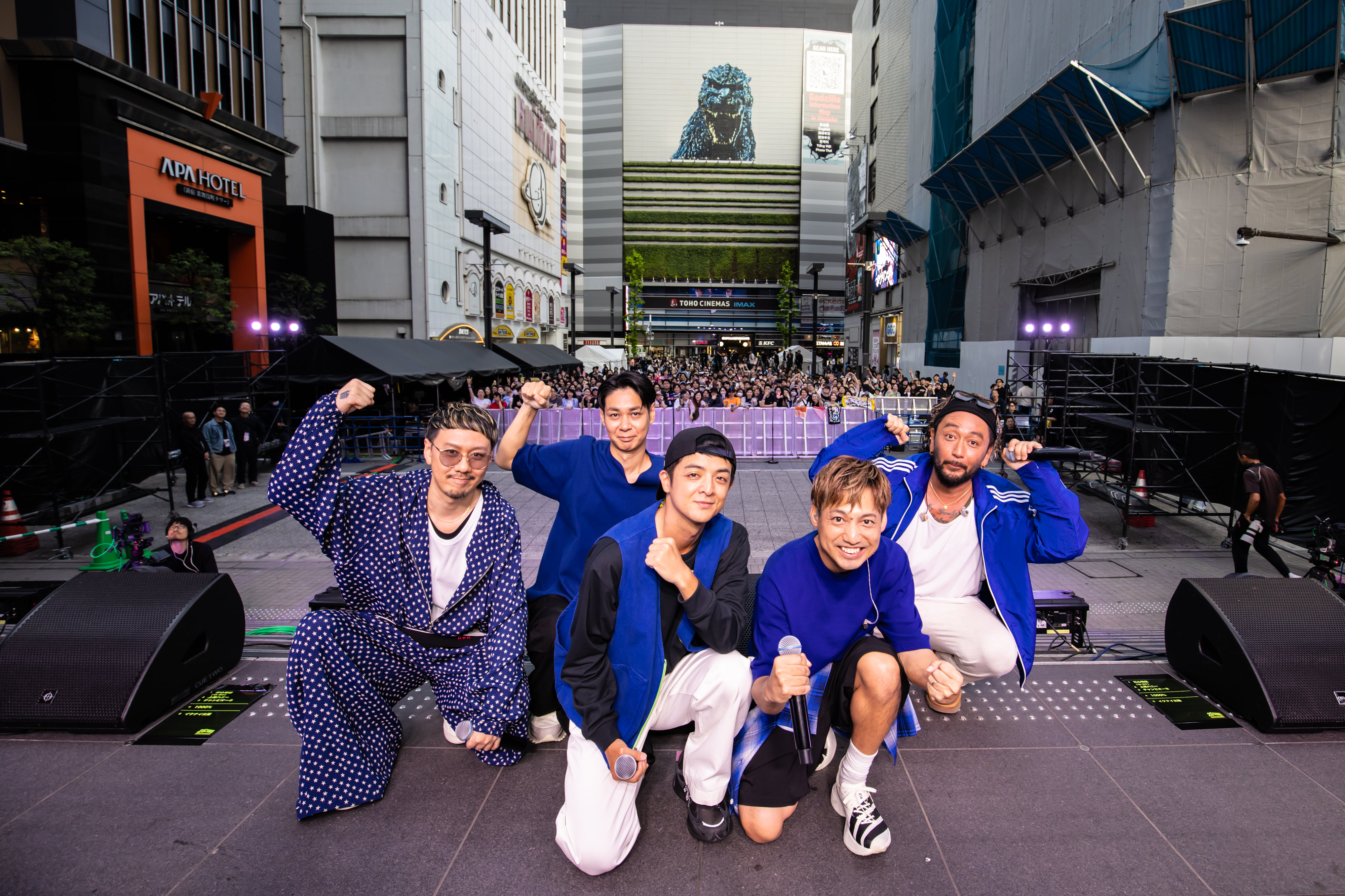 ORANGE RANGEが“BLUEGE RANGE”に変身、新宿歌舞伎町でゲリラライブ