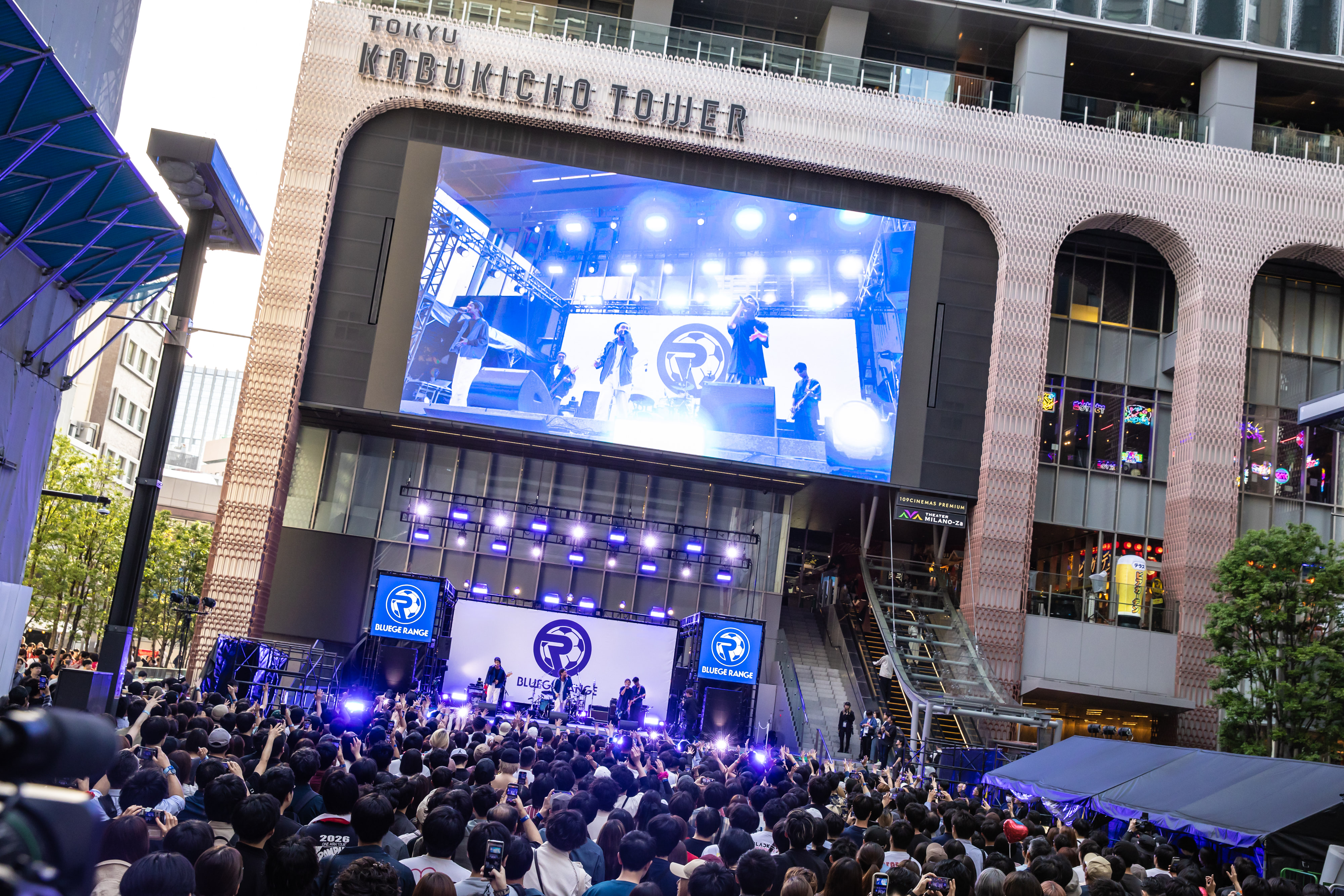ORANGE RANGEが“BLUEGE RANGE”に変身、新宿歌舞伎町でゲリラライブ